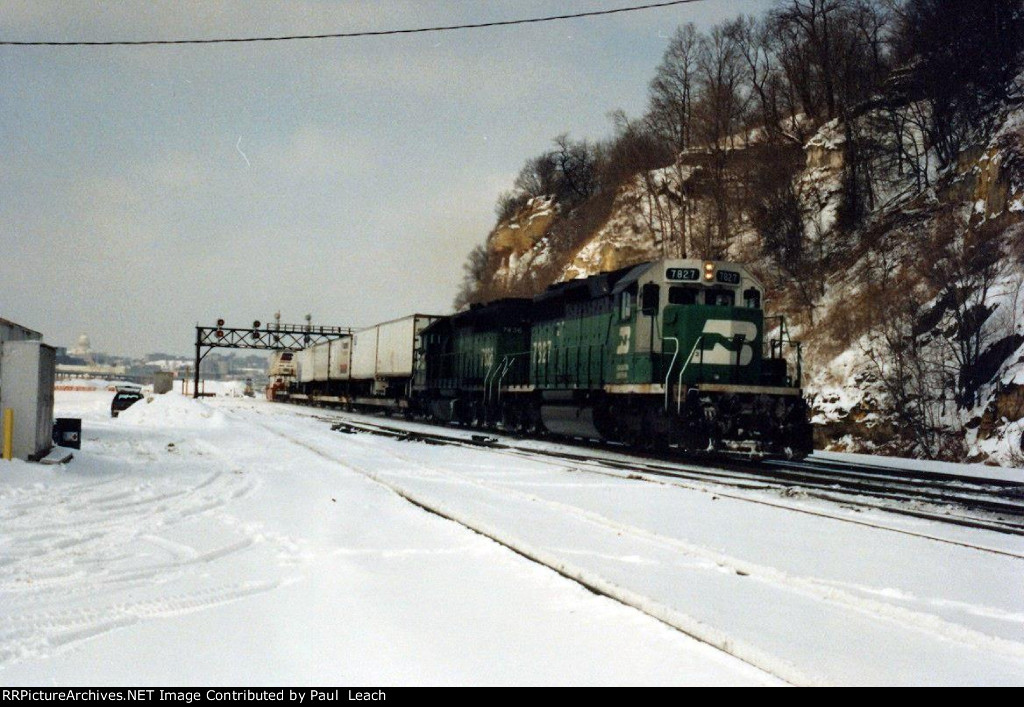 Intermodal rolls east through Hoffman